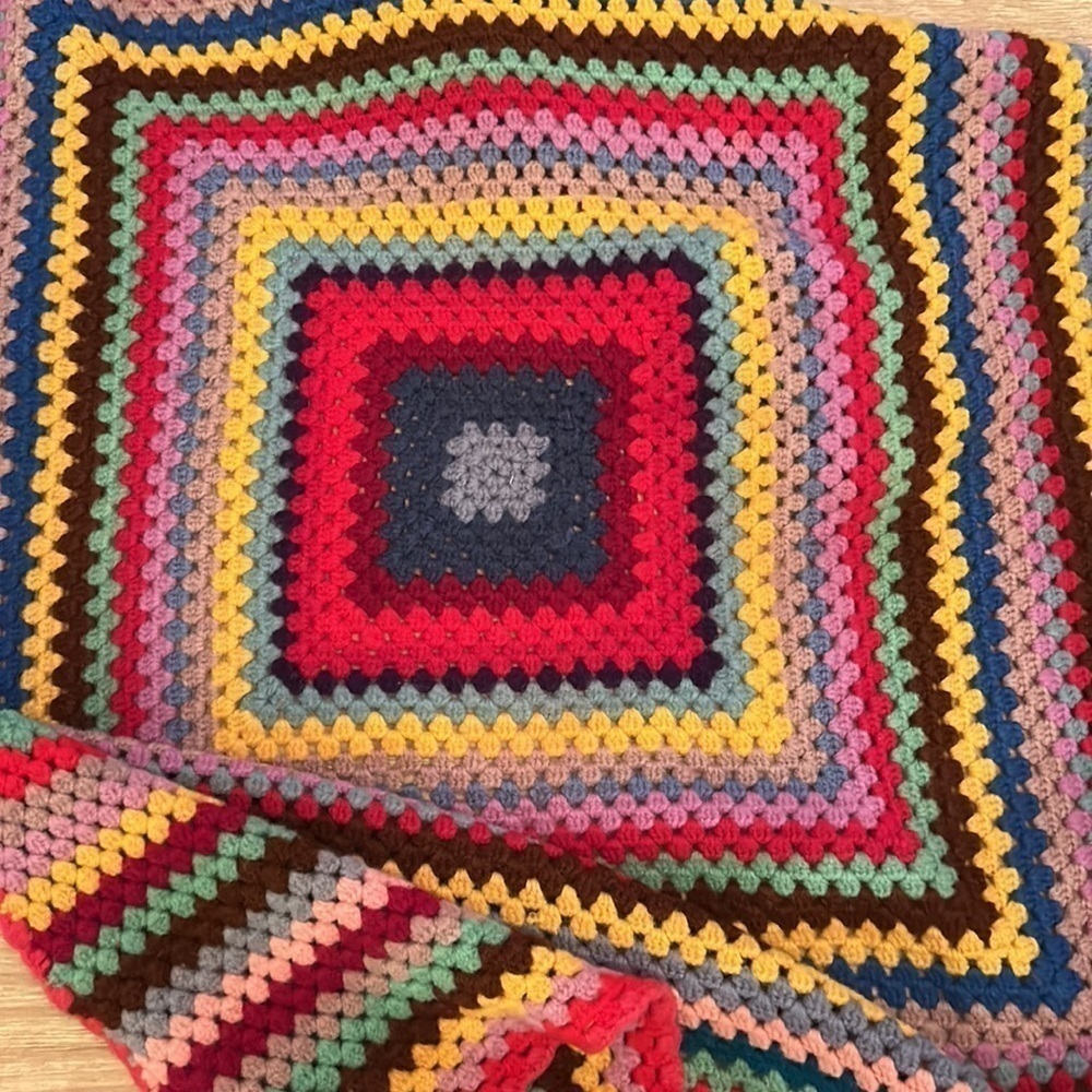 VINTAGE GRANNY SQUARES AFGHAN 44”x68”